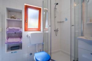 Kúpeľňa v ubytovaní Apartments by the sea Artatore, Losinj - 7952