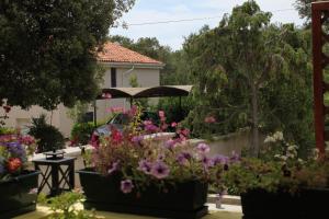Vonkajšia záhrada v ubytovaní Apartments by the sea Artatore, Losinj - 7952
