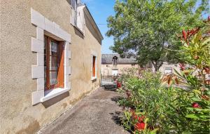 Château-la-VallièreにあるBeautiful Home In Château-La-Vallièreの窓のある建物