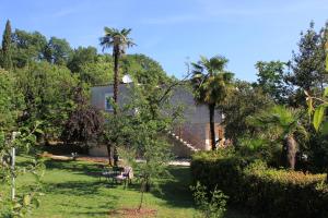 Vonkajšia záhrada v ubytovaní Apartments with parking space Lovran, Opatija - 7713