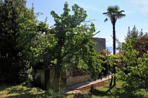 Vonkajšia záhrada v ubytovaní Apartments with parking space Lovran, Opatija - 7713