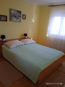 Posteľ alebo postele v izbe v ubytovaní Apartments with a parking space Lovran, Opatija - 7713