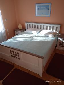 Posteľ alebo postele v izbe v ubytovaní Apartments with parking space Lovran, Opatija - 7713