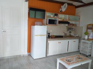 Kuchyň nebo kuchyňský kout v ubytování Nouveau logement T2 avec vue sur mer et montagne + 9 fotografií