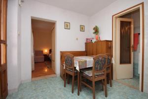 a dining room with a table and chairs at Apartments with a parking space Icici, Opatija - 7788 in Ičići