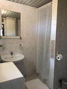 y baño con ducha y lavamanos. en Apartments with a parking space Opatija - Volosko, Opatija - 7872 en Opatija