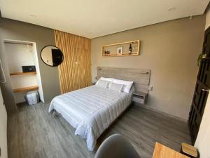 Ένα ή περισσότερα κρεβάτια σε δωμάτιο στο Carcamanes 17 Gastro-Hotel