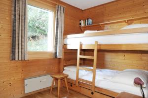リーダーアルプにあるFavorite Parterreの木造キャビン内の二段ベッド付きのベッドルーム1室を利用します。