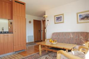 een woonkamer met een tafel en een bank bij Favorite Parterre in Riederalp +22 foto's