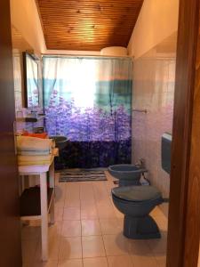 ein Badezimmer mit 2 WCs und einer Dusche in der Unterkunft Apartments by the sea Mali Losinj (Losinj) - 8006 in Mali Lošinj