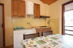 Kuchyň nebo kuchyňský kout v ubytování Apartments by the sea Mali Losinj (Losinj) - 8006