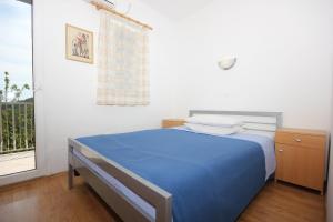 Un dormitorio con una cama azul y una ventana en Holiday house with a parking space Brsec, Opatija - 7795, en Brseč