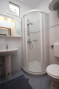 baño blanco con ducha y lavamanos en Holiday house with a parking space Brsec, Opatija - 7795, en Brseč