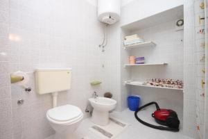 ein Bad mit einem WC und einem roten Staubsauger in der Unterkunft Apartments with a parking space Moscenicka Draga, Opatija - 7786 in Mošćenička Draga + 13 Fotos