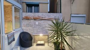 einen Balkon mit Topfpflanze und Ziegelwand in der Unterkunft Paradise Space in Lissabon