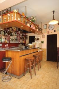 uma cozinha com um balcão e bancos num quarto em Rooms with a parking space Veli Brgud, Opatija - 7840 em Jurdani
