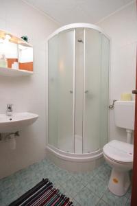 uma casa de banho com um chuveiro, um WC e um lavatório. em Rooms with a parking space Veli Brgud, Opatija - 7840 em Jurdani
