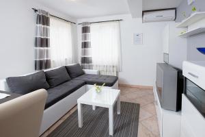 salon z kanapą i stołem w obiekcie Apartments with a parking space Opatija - 7861 w mieście Opatija