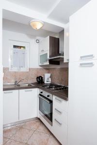 Kuchnia lub aneks kuchenny w obiekcie Apartments with a parking space Opatija - 7861