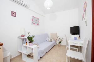biały salon z kanapą i stołem w obiekcie Apartments with a parking space Opatija - 7861 w mieście Opatija