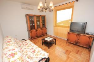 A television and/or entertainment centre at Apartments with a parking space Mali Losinj (Losinj) - 7944