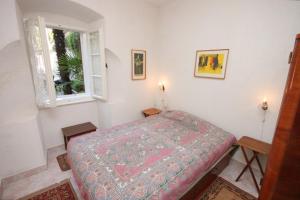 Schlafzimmer mit einem Bett und einem Fenster in der Unterkunft Apartments by the sea Opatija - Volosko, Opatija - 7911 in Opatija