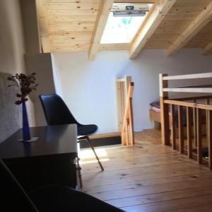 ein Wohnzimmer mit einer Treppe, einem Sofa und einem Tisch in der Unterkunft Studio Merag 7877a in Cres