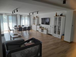 - un salon avec un canapé et une salle à manger dans l'établissement Apartament u Antosia Szczawnica, à Szczawnica