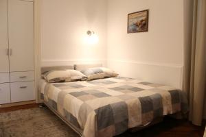 Postel nebo postele na pokoji v ubytování Apartments by the sea Lovran, Opatija - 7856