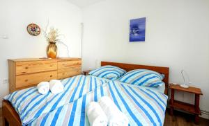 ein Schlafzimmer mit einem Bett mit Handtüchern darauf in der Unterkunft Apartments by the sea Artatore, Losinj - 8020 in Čunski