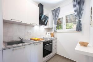 Dapur atau dapur kecil di Apartments by the sea Artatore, Losinj - 8020 +9 gambar