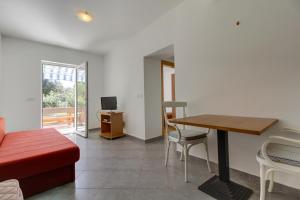 Postel nebo postele na pokoji v ubytování Apartments by the sea Artatore, Losinj - 8022