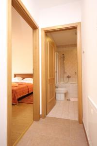 Ένα μπάνιο στο Apartments with a parking space Cres - 7985 +70 φωτογραφίες