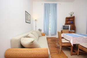 Predel za sedenje v nastanitvi Family friendly seaside apartments Moscenicka Draga, Opatija - 9242