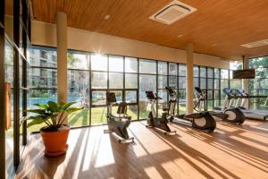 Ban Bo Talung (2)Rain Condo @ Cha Am-Huahin, Pool Access from room的配有跑步机和椭圆机的健身房
