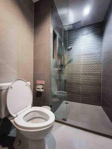 Ban Bo Talung (2)Rain Condo @ Cha Am-Huahin, Pool Access from room的带卫生间和淋浴的浴室