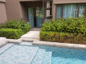 Rain Condo @ Cha Am-Huahin, Pool Access from room内部或周边的泳池