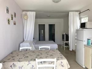 Postel nebo postele na pokoji v ubytování Apartments by the sea Rastici, Ciovo - 9208