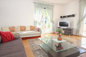 sala de estar con sofá y mesa de cristal en Seaside holiday house Mavarstica, Ciovo - 9206 en Trogir