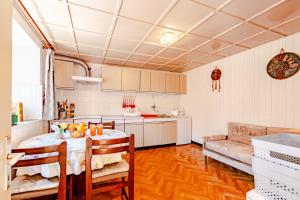 een keuken en eetkamer met een tafel en een bank bij Apartments with parking space Zrnovo, Korcula - 9239 in Korčula +25 foto's