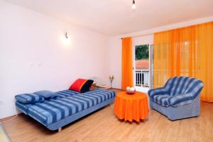 un soggiorno con divano e 2 sedie di Seaside holiday house Prigradica, Korcula - 9282 a Blato