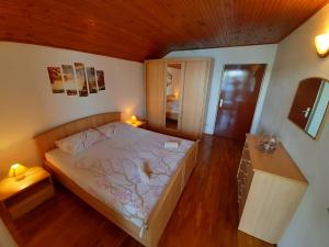 Postel nebo postele na pokoji v ubytování Apartments by the sea Lumbarda, Korcula - 9236