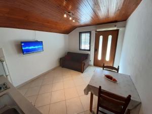 Televízia a/alebo spoločenská miestnosť v ubytovaní Apartments by the sea Lumbarda, Korcula - 9236
