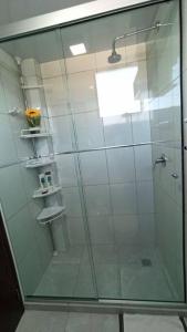 um chuveiro com uma porta de vidro na casa de banho em Monoambiente de Lujo en EL PRADO de Cochabamba II em Cochabamba