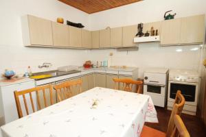 Holiday house with a parking space Zrnovo, Korcula - 9213 tesisinde mutfak veya mini mutfak