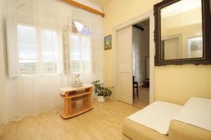Cette chambre comprend un lit, une table et un miroir. dans l'établissement Holiday house with a parking space Zrnovo, Korcula - 9213, à Korčula