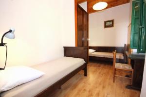Habitación con 2 camas, silla y espejo. en Apartments with WiFi Zrnovo, Korcula - 9214, en Korčula