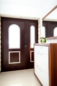 une cuisine avec une porte noire et des placards blancs dans l'établissement Apartments by the sea Kneza, Korcula - 9185, à Račišće 14 autres photos