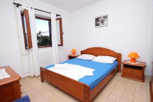 Postel nebo postele na pokoji v ubytování Apartments with parking spaces Zrnovska Banja, Korcula - 9226