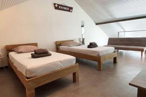 A bed or beds in a room at Ti Caraïbes, appartement T3 atypique, vue mer, piscine et proche plage
